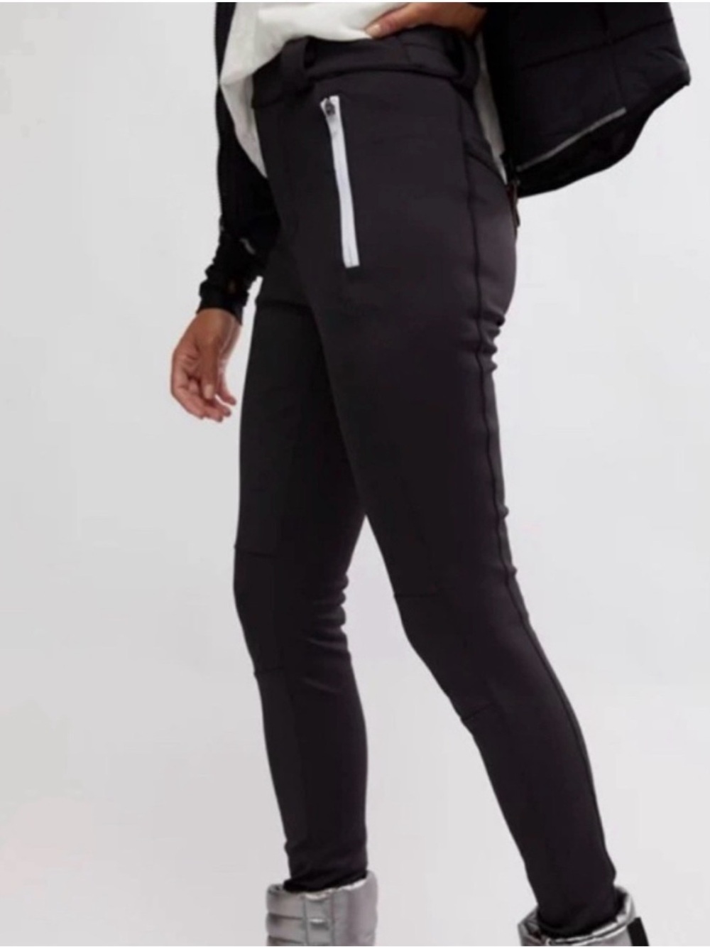 Free People Chill factor leggings.
NWT. Black